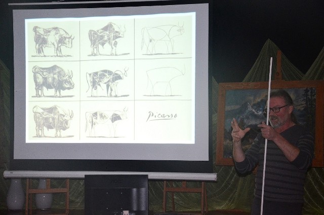 Prowadzący spotkanie Leszek Mas z niezwykłą dociekliwością wyjaśniał niuanse warsztatu malarskiego najbardziej znanych artystów.