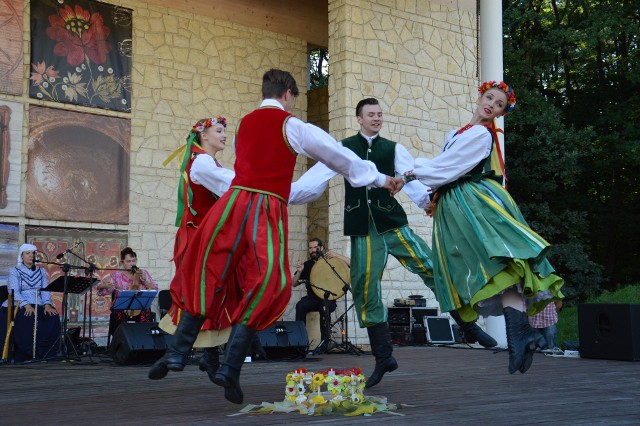 Koncert „Pan Moniuszko zaprasza do tańca” w amfiteatrze Nadwiślańskiego Parku Etnograficznego w Wygiełzowie w ramach festiwalu Muzyka Zaklęta w Drewnie, 11 sierpnia 2019