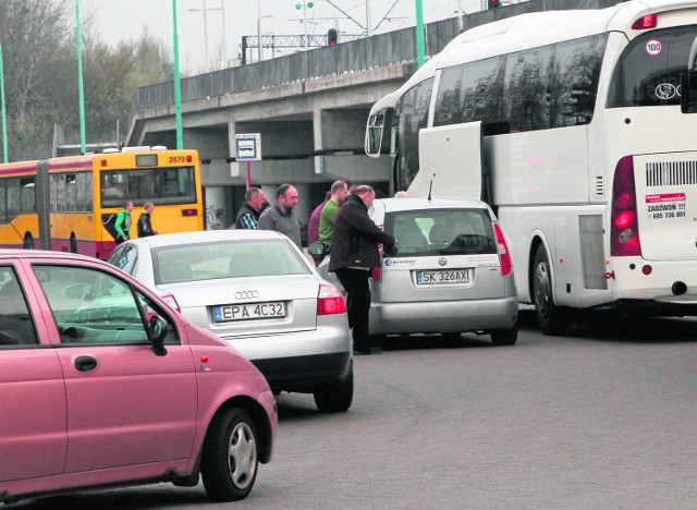 Pod dworcem Łódź Kaliska trudno przejechać