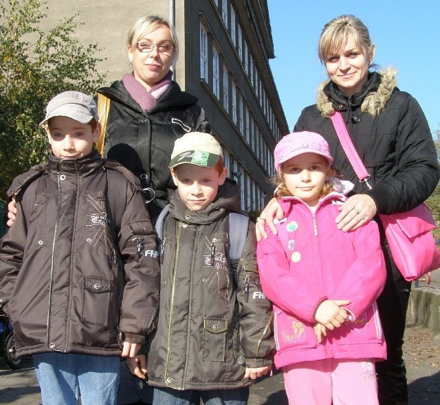 Magdalena Poniży (od lewej) z synami Dawidem i Kamilem oraz Beata Lewandowska z córką Darią wkrótce wyjadą do Danii. Tam pracują ich ojcowie i mężowie.