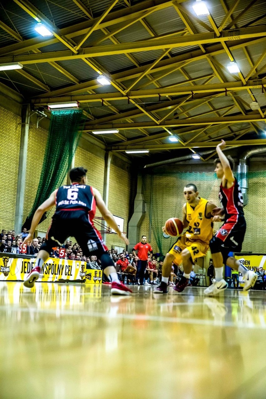 Mecz II ligi koszykówki Żubry Białystok - Tur Basket Bielsk...