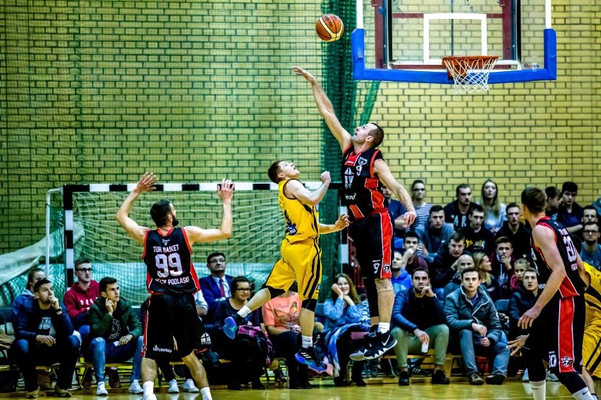 Mecz II ligi koszykówki Żubry Białystok - Tur Basket Bielsk...