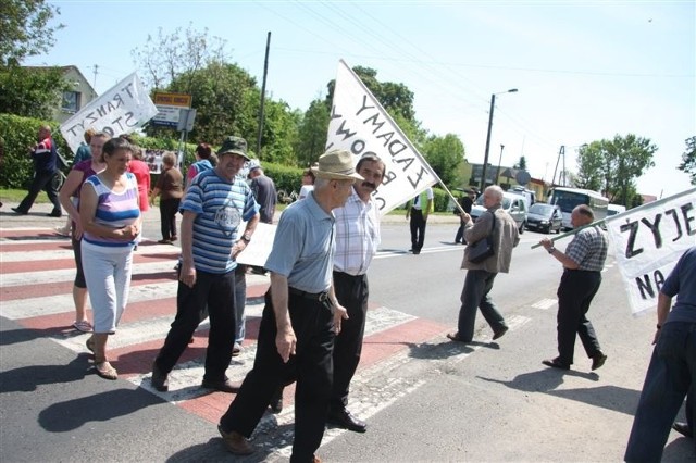 Blokada miała przypomnieć decydentom, że ludzie od lat upominają się o chodnik we wsi.