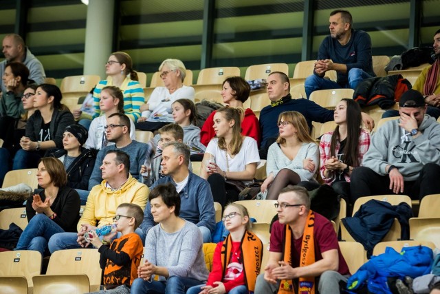 Bydgoskie koszykarki przegrały w sobotę wieczorem we własnej hali z Arką Gdynia 64:71 w meczu 11. kolejki Energa Basket Ligi Kobiet. Wyrównana gra toczyła się do połowy III kwarty, potem dominowały rywalki, które nie przegrały meczu w pierwszej rundzie sezonu zasadniczego. Klasę potwierdziła Amerykanka z polskim paszportem - Marissa Kastanek, która zdobyła dla Arki aż 21 oczek (aż 6 celnych rzutów za 3 pkt!).BYŁEŚ NA MECZU? POSZUKAJ SIEBIE NA ZDJĘCIACH Z TRYBUN HALI "ARENA" >>>>>>>>