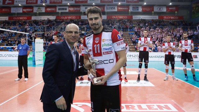 Asseco Resovia pokonała AZS Częstochowa 3:0 (25:21, 25:20, 25:15) w meczu PlusLigi i umocniła się na drugim miejscu w tabeli. MVP spotkania uznany został serbski przyjmujący Asseco Resovii - Marko Ivović.