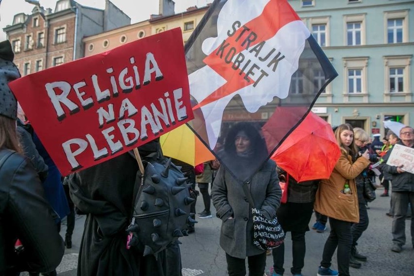 "Chcemy szacunku". Kobiety protestowały na ulicach Krakowa [ZDJĘCIA, WIDEO]