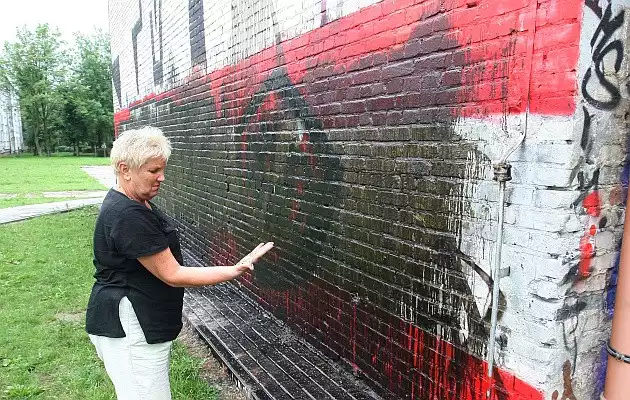 Wandale zamalowali olejem ścianę na której namalowano sprayem napis "Widzew" - mówi Alicja Wojciechowska, dyrektor szkoły.