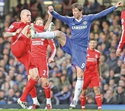 Fernando Torres (z prawej, Chelsea) kontra Martin Skrtel (Liverpool) Fot. PAP/EPA/Geoff Caddick