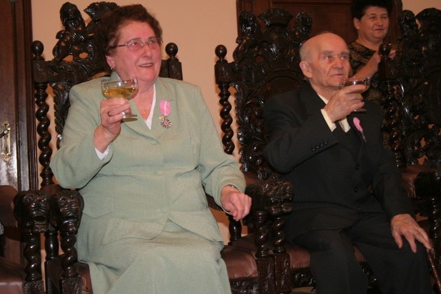 Jadwiga i Edwin Krieger lampką szampana uczcili swój jubileusz. "Pomorska&#8221; życzy następnych lat w zgodzie