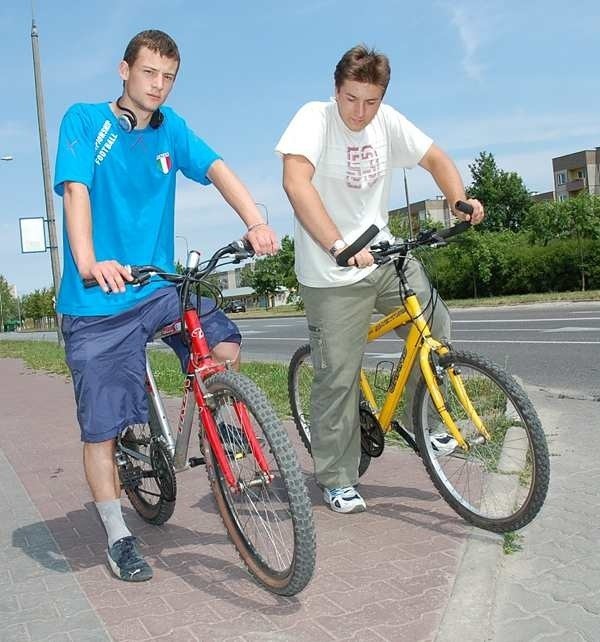 Daniel Kozłowski i Kajetan Ganicz mówią, że w mieście nie da się pojeździć, bo brakuje ścieżek, podjazdów i udogodnień dla cyklistów. 