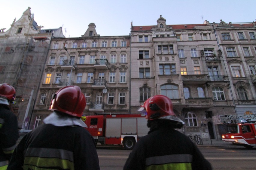 Interwencja straży pożarnej na Sienkiewicza. Mężczyzna siedział na balustradzie balkonu [ZDJĘCIA]