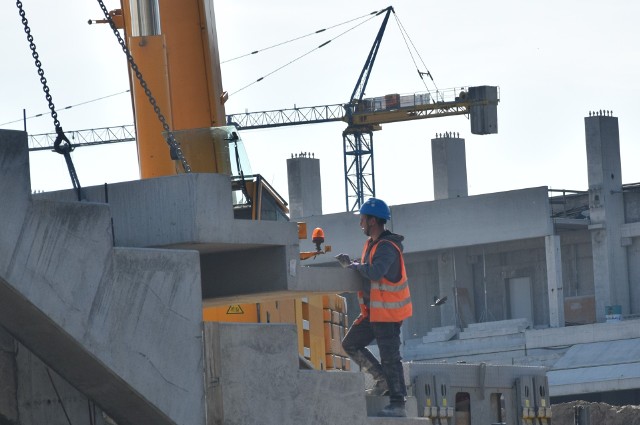 Jak się nieoficjalnie dowiedzieliśmy jest już opracowany nowy harmonogram prac i nowy termin oddania do użytku nowego stadionu dla Radomiaka przy ulicy Struga 63. Nowy termin to - 31 grudnia 2022 roku. Aktualnie na budowie nowego stadionu dla Radomiaka przy ulicy Struga 63 pojawił się ciężki sprzęt, w tym 40 tonowy dźwig. Cały czas prace są skupione na trybunie p&oacute;łnocnej, na kt&oacute;rej będą układane elementy betonowe za pomocą tego dźwigu. Zobacz najnowsze zdjęcia z budowy z poniedziałku 4 października na kolejnych slajdach oraz zdjęcia wizualizacji nowego stadionu.Używaj gest&oacute;w i strzałek.