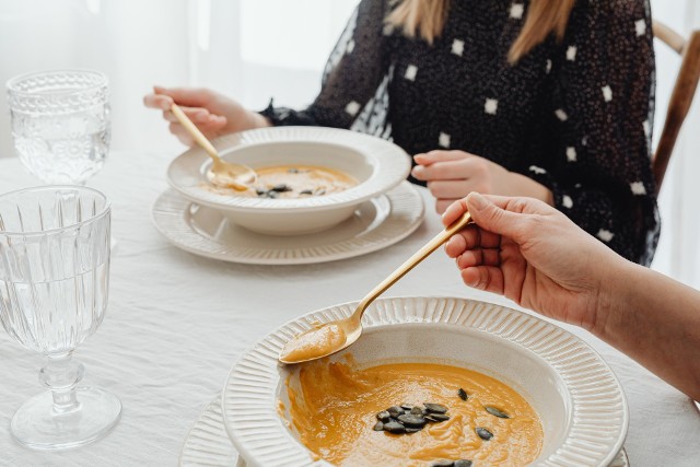 Przyrządzenie pysznej zupy i obłędnego sosu jest całkowicie możliwe dzięki tym łatwym zamiennikom, które prawdopodobnie każdy ma w swojej kuchni. Sprawdź najlepsze zamienniki śmietany. Szczegóły na kolejnych slajdach naszej galerii.