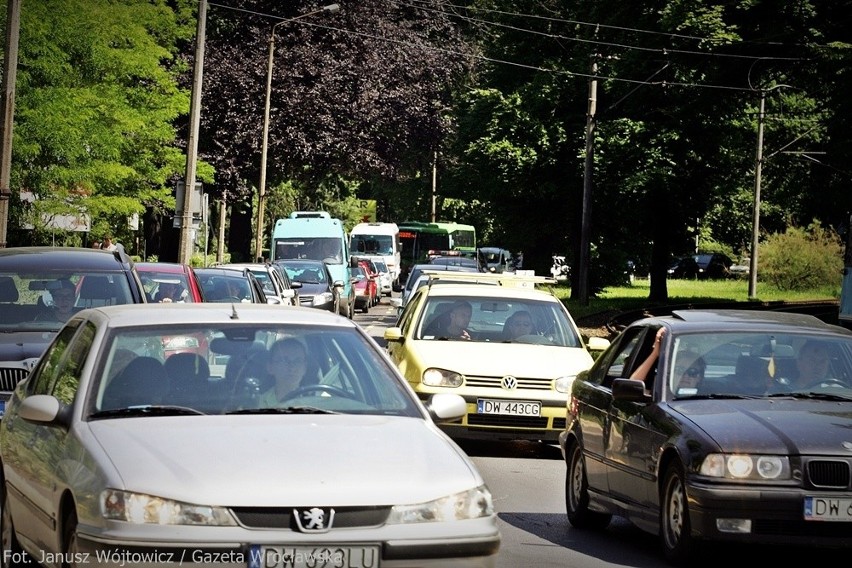 Wrocław: Gigantyczny korek na ul. Różyckiego. Winny zamknięty most Zwierzyniecki (FOTO)