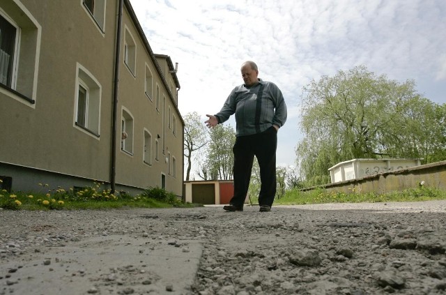 Tadeusz Sośniak: - Droga do naszych garaży została zniszczona podczas remontu polikliniki. Potem miasto wybudowało nową drogę dojazdową do tej placówki, a naszej nie wyremontowano.