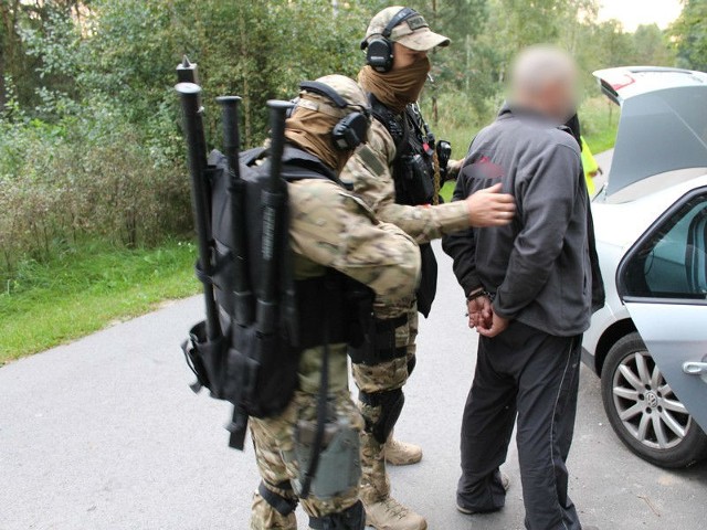 Mężczyzna był bardzo zaskoczony wizytą policjantów.