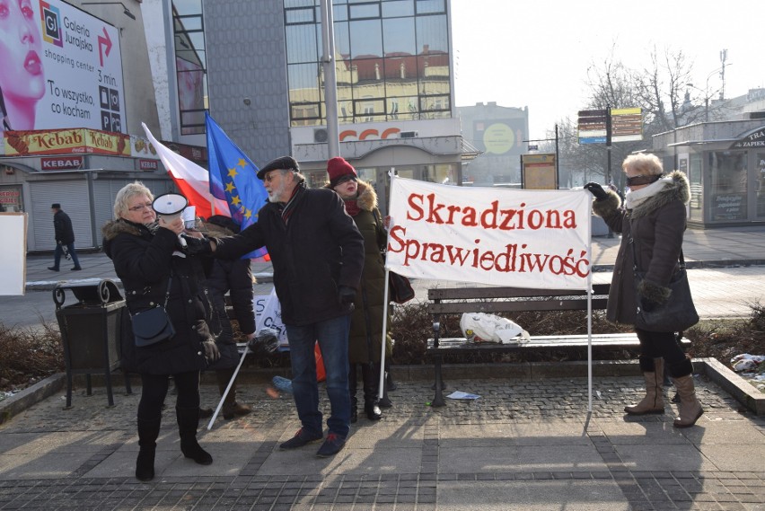 Częstochowa: Protest Komitetu Obrony Demokracji "Skradziona Sprawiedliwość" w alei NMP ZDJĘCIA