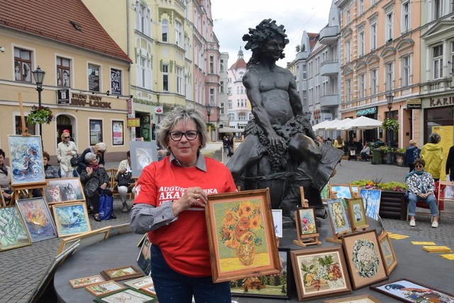 A tak prezentowano prace nauczycieli, którzy wzięli udział w konkursie "Natura moich okolic" w zeszłym roku. Wystawa odbyła się na zielonogórskim deptaku w ramach imprezy ZOK - Lato Muz Wszelakich