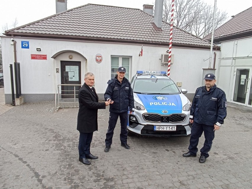 Nowy samochód dla policjantów z Zakrzewa w powiecie radomskim [ZDJĘCIA]