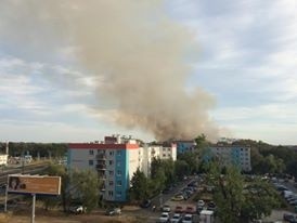 Wrocław: Pożar przy Wzgórzu Gajowym. Kłęby czarnego dymu widoczne z oddali