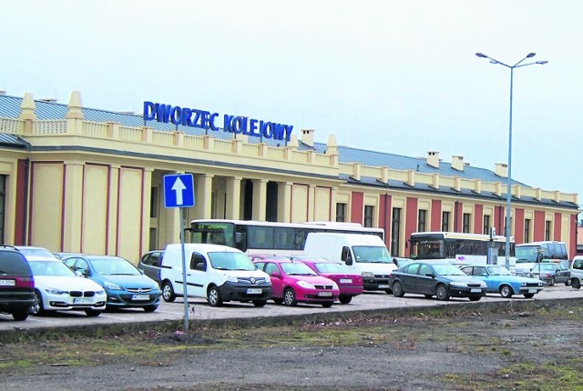 Na placu pomiędzy dworcem  kolejowym a Galerią Amber w przyszłości  będą stanowiska dla autobusów miejskich i należących do PKS,  parkingi dla samochodów prywatnych, postój taksówek oraz miejsca, gdzie będzie można zostawić  bezpiecznie rower