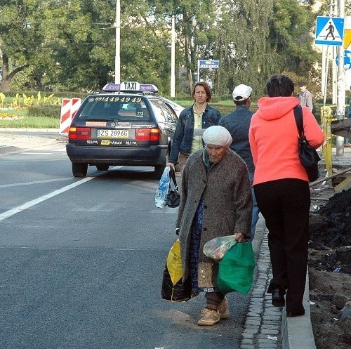 Piesi nie chcą korzystać z dwóch przejść. Ryzykują chodzenie po jezdni mimo tego, że ich droga wydłużyłaby się najwyżej o 30 metrów.