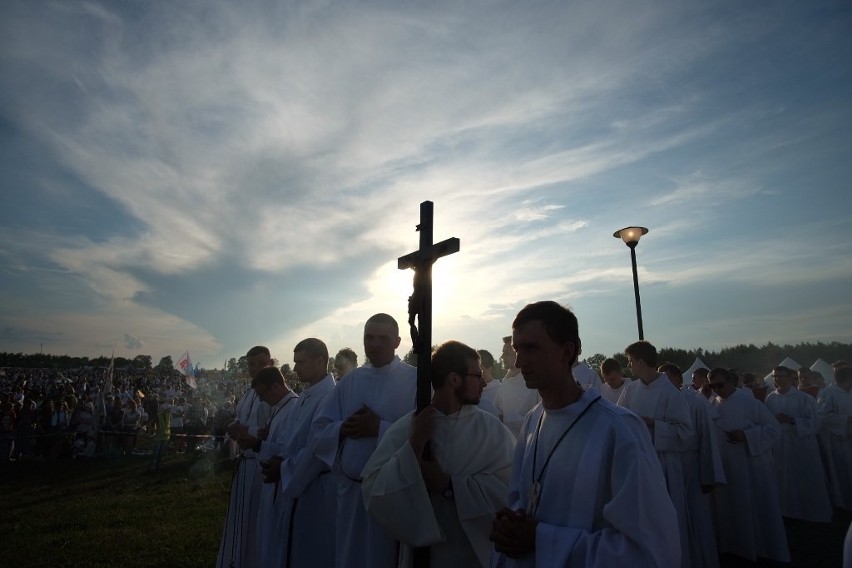 Lednica 2016: Tysiące młodych modli się przed Bramą-Rybą