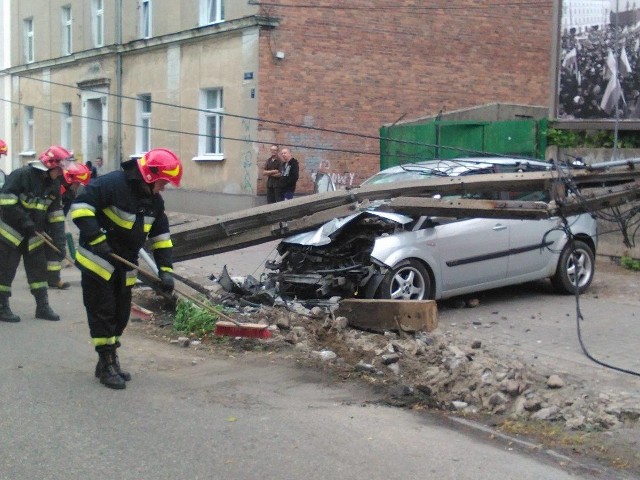 Do zdarzenia doszło na ul. Polnej w Chełmnie. Kierowca renault scenic uderzył autem w słup energetyczny. W wyniku zdarzenia zerwana została linia energetyczna. Kierowcy nic się nie stało.