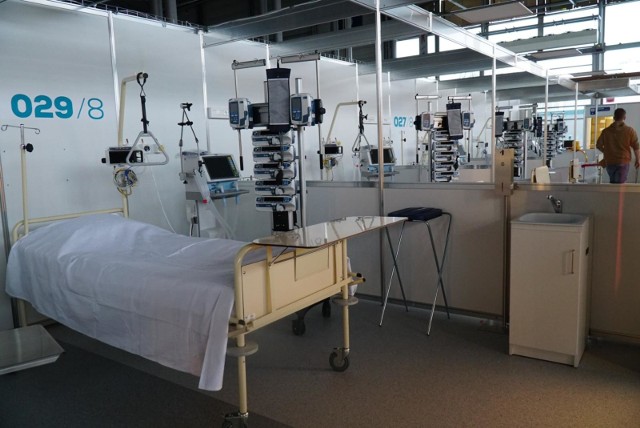 W województwie z dostępnych blisko 3 tys. łóżek, wolnych jest około 600. Od niedzieli, 28 marca szpital tymczasowy w Poznaniu uruchomi kolejny 28-lóżkowy moduł. Od soboty w szpitalu na terenie MTP jest 10 dodatkowych łóżek respiratorowych.