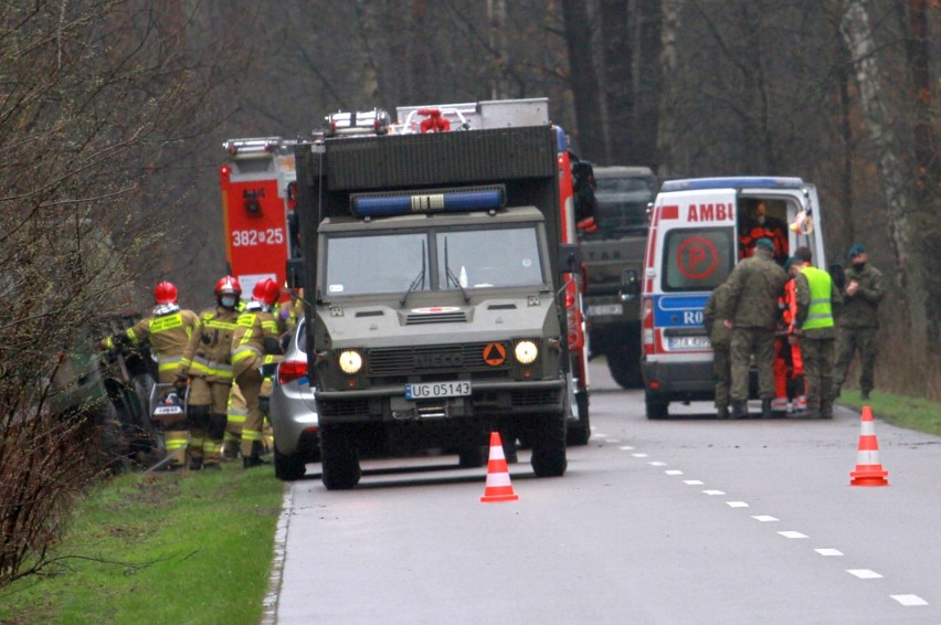 Wypadek na poligonie w Nowej Dębie. Wojskowy star zjechał z drogi i uderzył w drzewo (ZDJĘCIA)