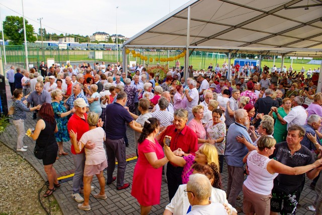 Tłumy mieszkańców bawiły się podczas Biesiady Seniorów 2023 w Sędziszowie. Zobacz jak wyglądała zabawa na kolejnych slajdach