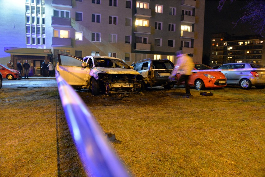 Spalone samochody przy ulicy Słowackiego w Gdańsku (25 02...