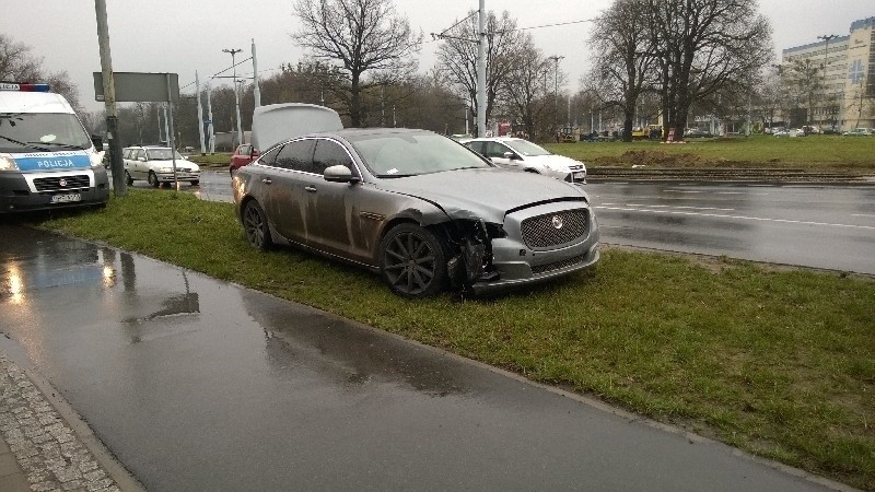 Wypadek na rondzie Lotników Lwowskich. Luksusowy Jaguar rozbity
