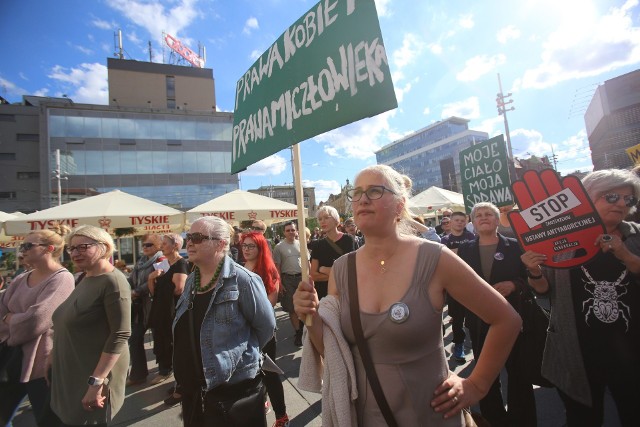 Kobiety protestowały w Katowicach 2 lipca 2018 przeciw planom zaostrzenia prawa antyaborcyjnego