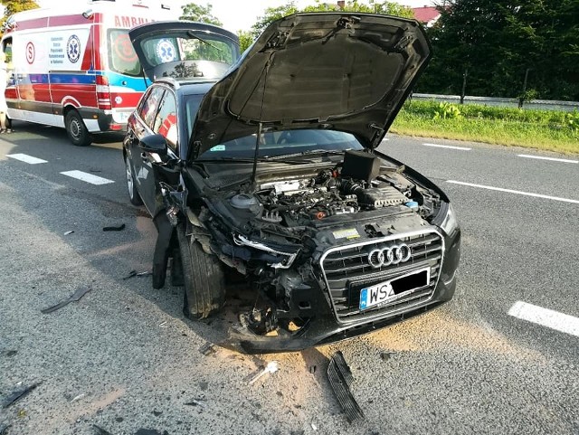 Wypadek osobowego bmw z audi a3. Jedna osoba trafiła do szpitala.