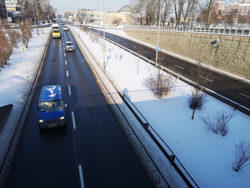 Sprawdziliśmy stan dróg w Krakowie po ostatnich,...