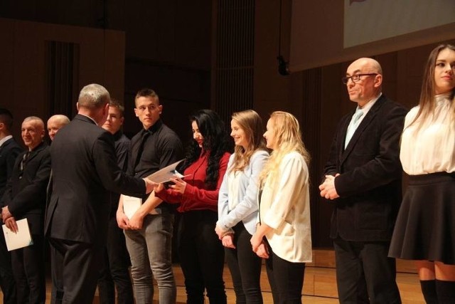 Wśród nagrodzonych byli, od prawej: trener Piotr Lubecki, Katarzyna Wrona, Daria Gruszka i Roksana Dargiel z UKS Relaks.