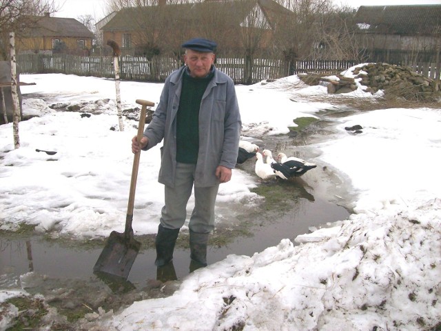 Trzeba samemu wykopać rów, by woda spłynęła z podwórka. Tadeusz Charzewski z Kłudna, co rusz przekopuje rów.