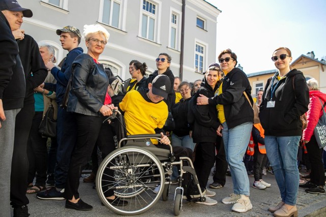 Kilkaset osób - i niepełnosprawnych, i ich opiekunów - przeszło w corocznym Marszu Godności.