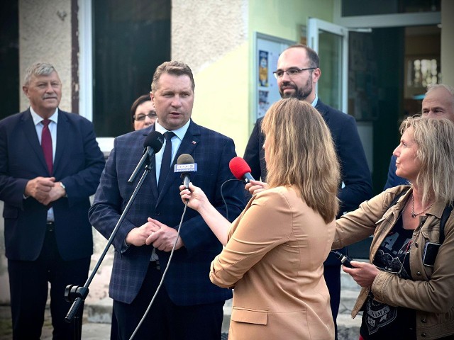 Minister edukacji Przemysław Czarnek i minister Krzysztof Szczucki byli w czwartek (14.09.2023) w szkole w Brukach Unisławskich