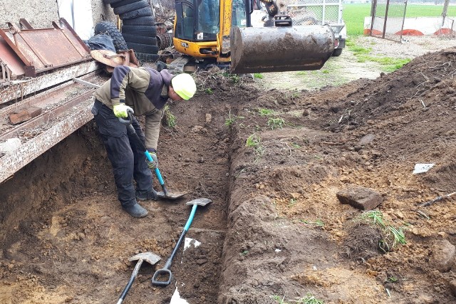 Odkryty grób z II wojny światowej znajdował się na prywatnej posesji przy ul. Piątnickiej w Legnicy. Zobacz zdjęcia.