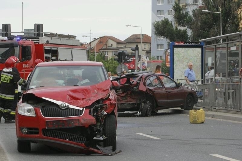 Wrocław: Zderzenie trzech aut na Strzegomskiej. Utrudnienia w ruchu (ZDJĘCIA)