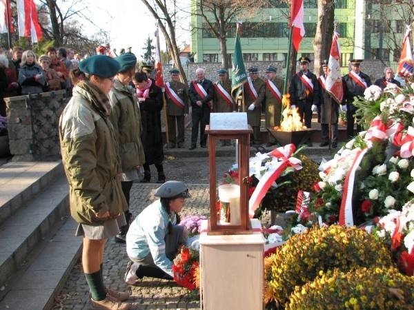 Wieniec pod pomnikiem 2 Pułku Piechoty Legionów złożyli między  innymi sandomierscy harcerze.