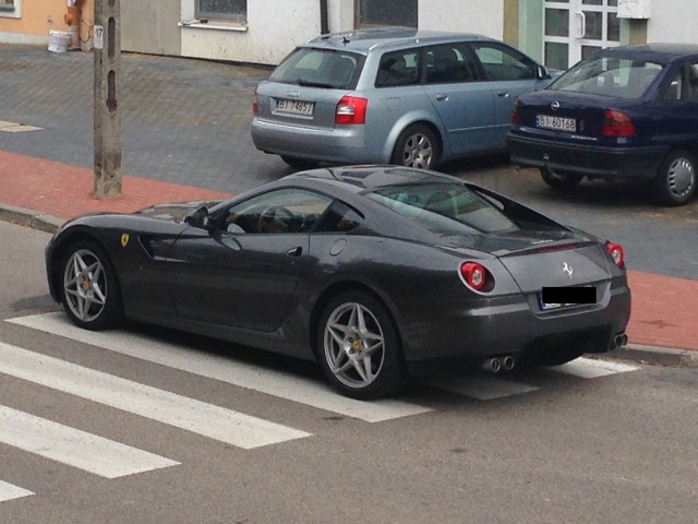 Kierowca Ferrari zaparkował na przejściu dla pieszych