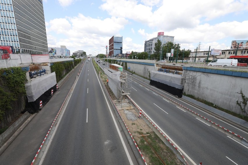 Katowice: Budowa wiaduktu dla linii tramwajowej na ulicy...