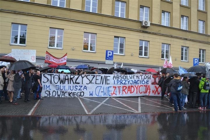 Częstochowa: Protest w obronie I Liceum Ogólnokształcącego...