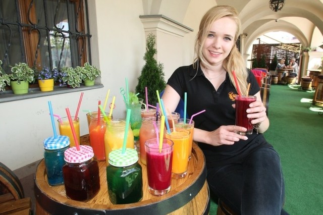 Dorota Pak prezentuje nowość w Babeczce - dodające energii soki owocowo-warzywne oraz kolorowe drinki.