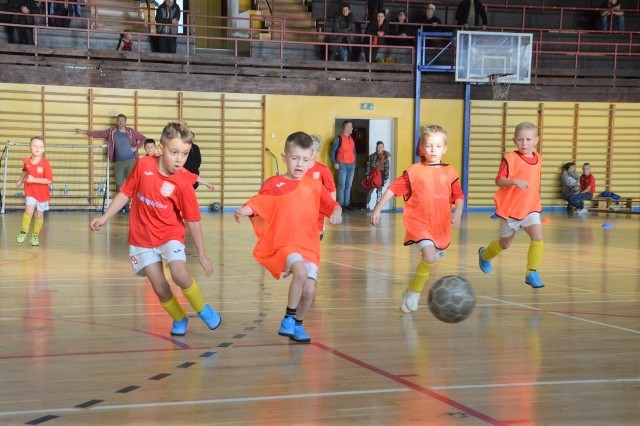 Turniej piłkarski skrzatów z udziałem Pogoni Świebodzin i Obry Zbąszyń w miejskiej hali sportowej w Świebodzinie - sobota, 16 listopada 2019