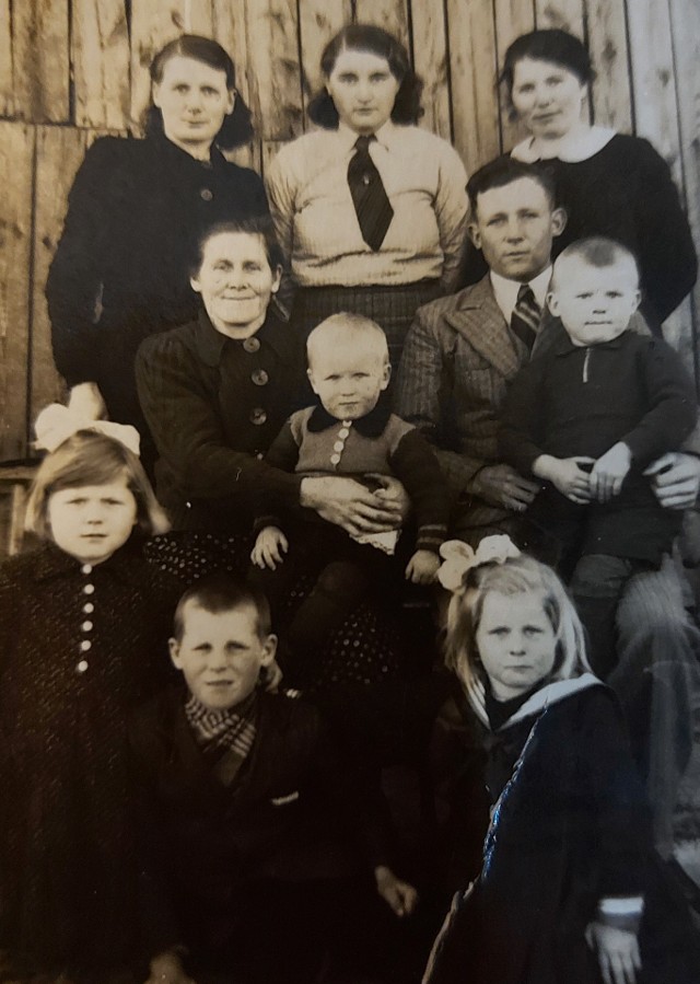 Zdjęcie rodzinne, wykonane kilka lat po zaginięciu Brunona Lubeckiego (rodzina nie wiedziała, że zmarł w niewoli i gdzie został pochowany). Żona Brunona, Helena siedzi w środkowym rzędzie po lewej, z najmłodszym synem Edmundem. Obok na kolanach jej szwagra siedzi Józef, w dolnym rzędzie od lewej Elżbieta, Jan i Teresa.