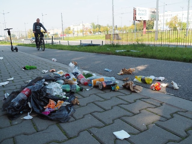 Łódź: ścieżkę rowerową i chodnik przy ul. Rokicińskiej przez cały weekend zaśmieca sterta odpadów wysypujących się z pobliskiego kosza. ZOBACZ WIĘCEJ NA KOLEJNYCH SLAJDACH!